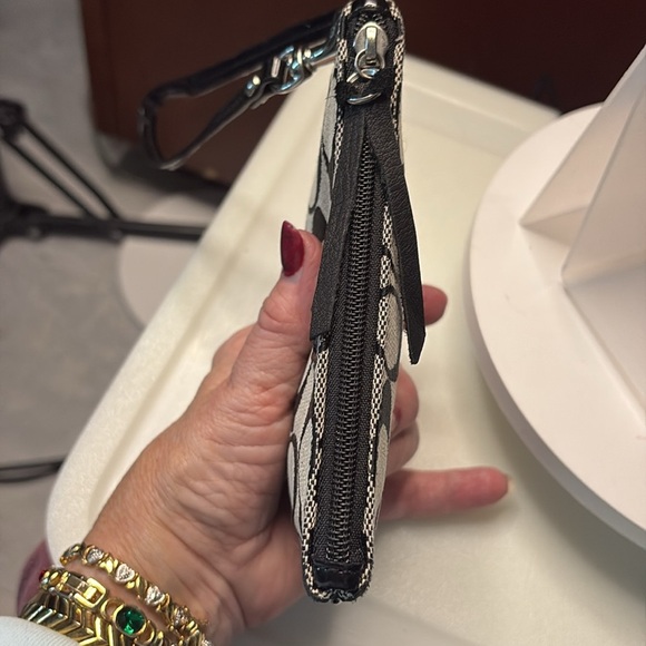 Coach  wristlet  pouch  signature canvas/black patent and smooth leather excelle - Picture 5 of 11